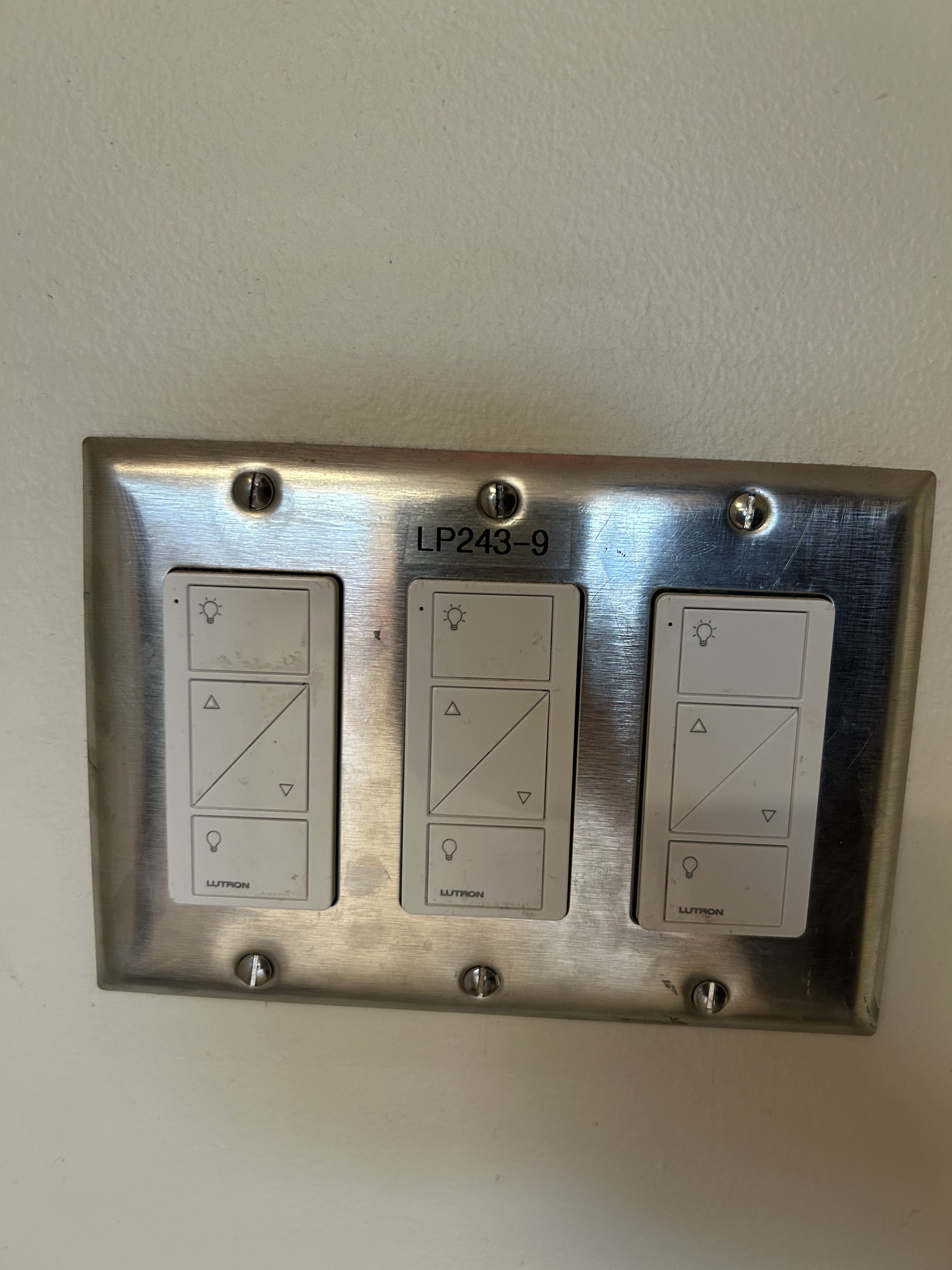 Dimmable lighting switch